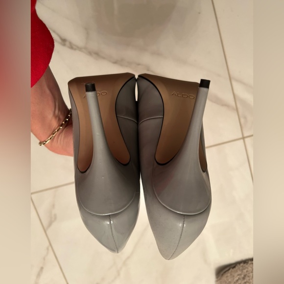 Grey patent leather closed toe heels - Picture 4 of 4